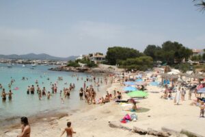 S'Arenal de Portocolom: una playa tranquila con vistas al puerto S’Arenal de Portocolom Mallorca