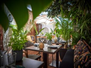 Santa Catalina, el barrio de moda de Palma: restaurantes, bares y mucha vida nocturna Calles de Santa Catalina en Palma de Mallorca con bares y restaurantes
