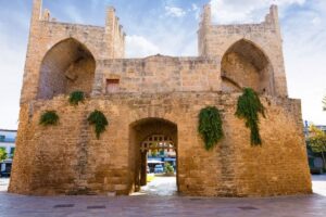 Alcúdia, pueblo y playa en Mallorca