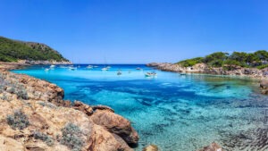 Cala Moltó: una pequeña cala salvaje junto a Cala Ratjada Cala Moltó, una cala natural de Mallorca
