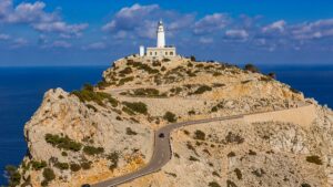 Faro de Formentor: el faro que mira al Mediterráneo desde el extremo de Mallorca Faro de Formentor, uno de los lugares más emblemáticos de Mallorca
