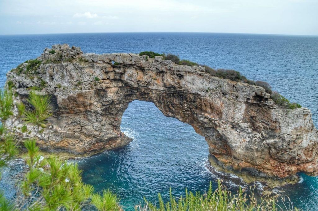 Es Pontàs, el gigantesco arco de piedra que desafía al Mediterráneo en Mallorca